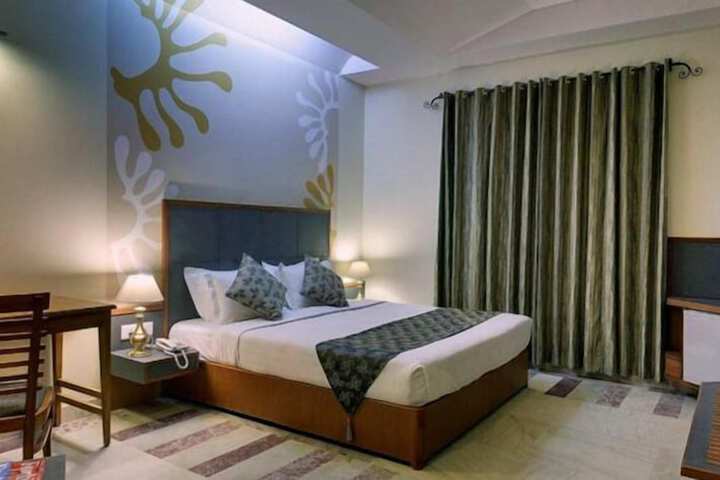 Room 10 of 32