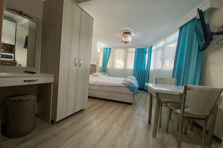 Room 9 of 104