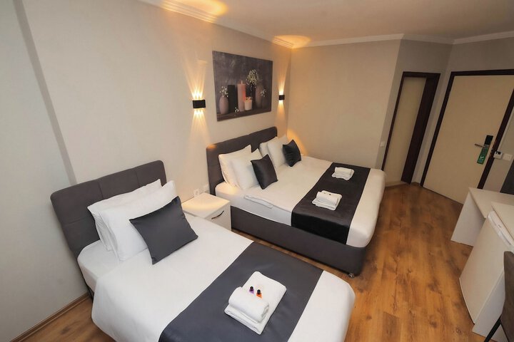 Room 6 of 18