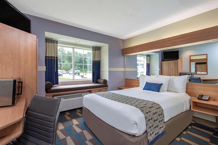 1 Queen Bed Accessible Room (11 of 18)