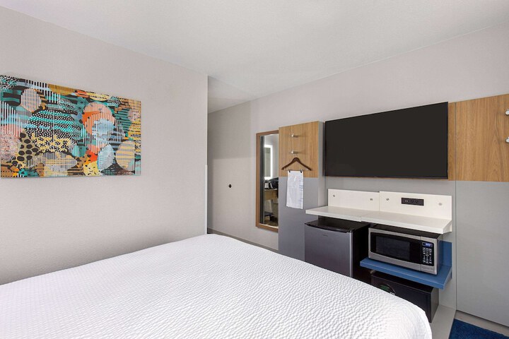 1 Queen Bed (4 of 19)