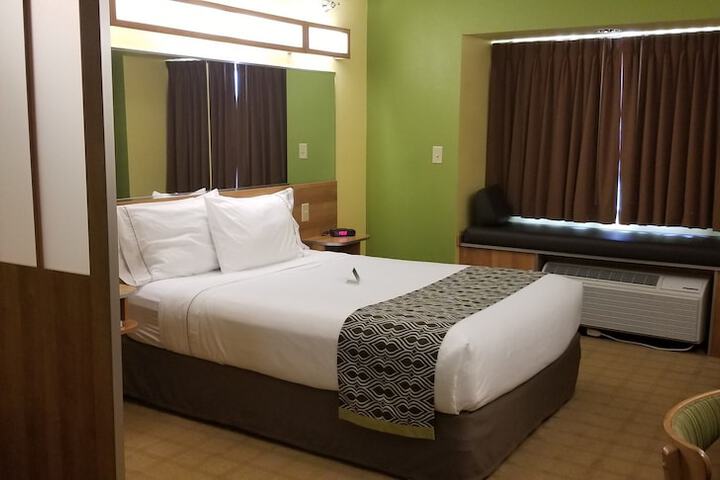 1 Queen Bed (14 of 22)