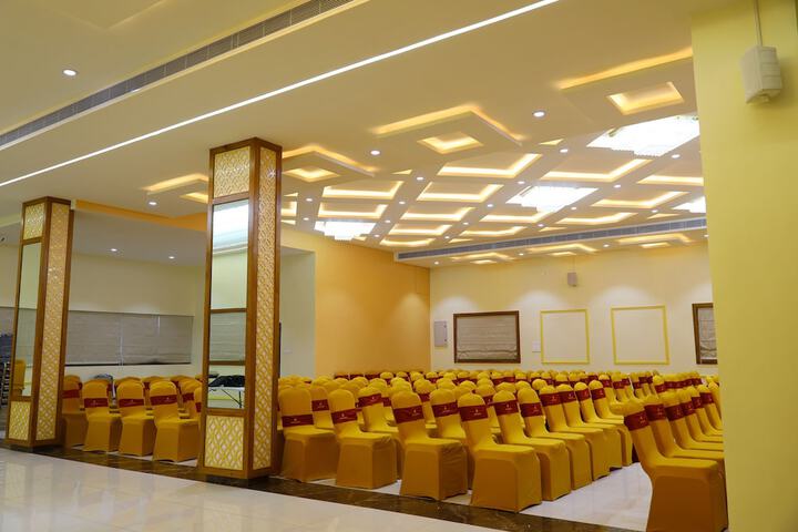 Ballroom/Hall 26 of 27