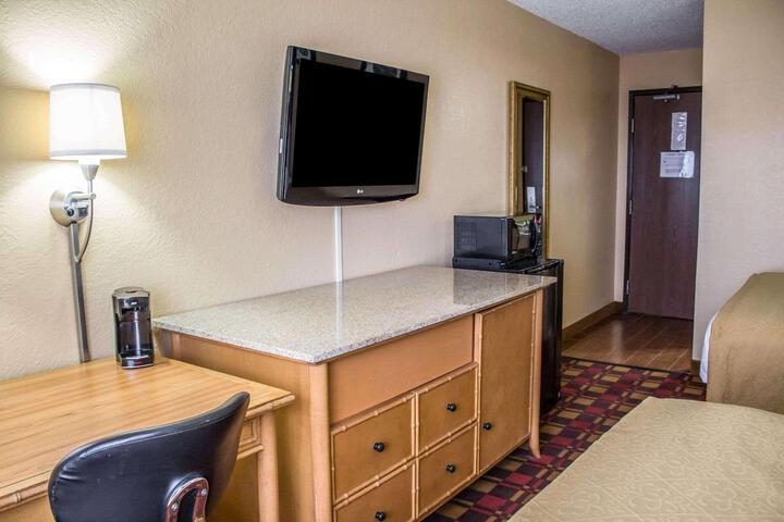 1 Queen Bed Accessible (5 of 13)