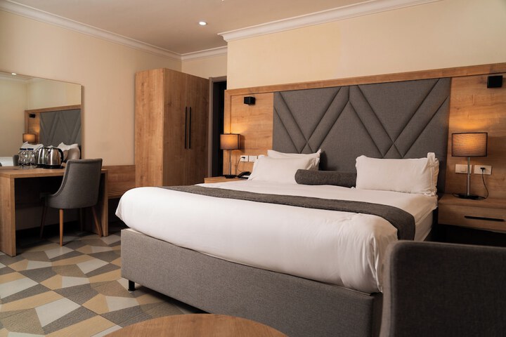 Room 4 of 7