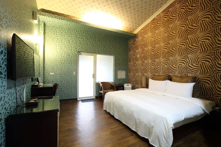 Room 7 of 33