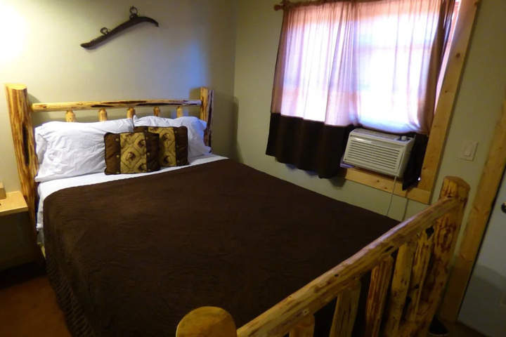 Room 2 of 10
