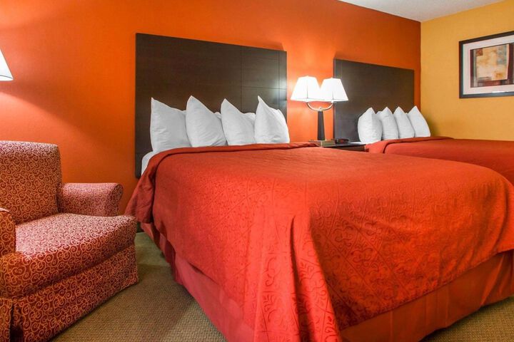 1 Queen Bed Accessible (4 of 10)