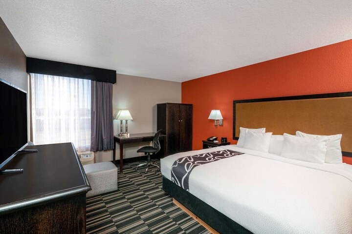 1 King Bed (7 of 11)