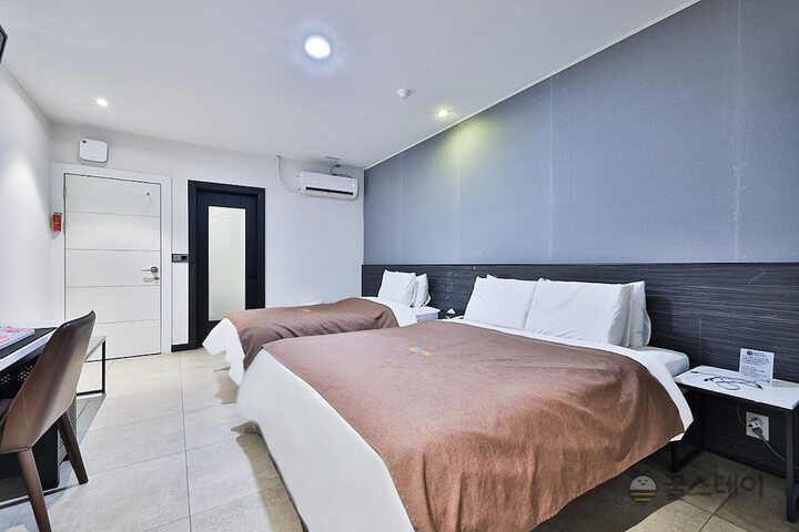 Room 5 of 19