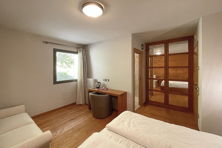 Room 10 of 29