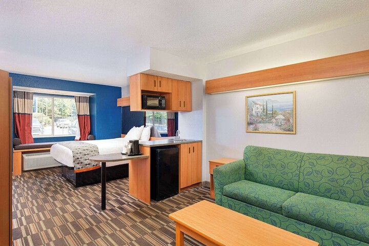 1 Queen Bed Accessible (1 of 32)