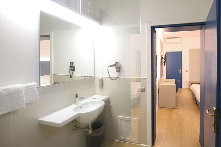 Room 165 of 221