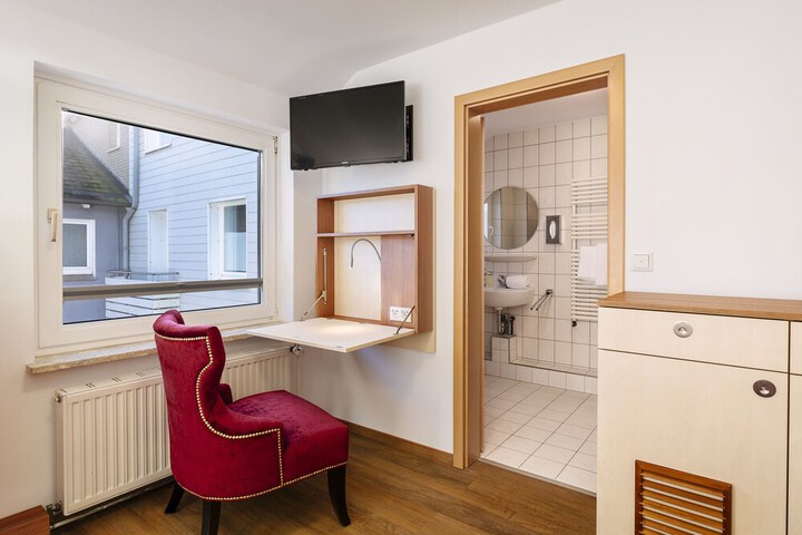 Room 10 of 16