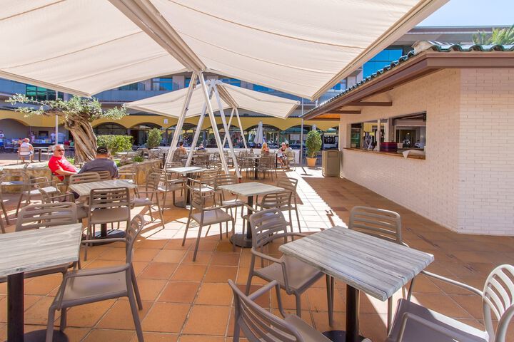 Swim-up bar