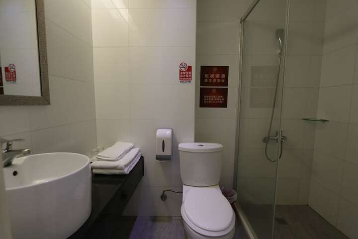 Room 52 of 99