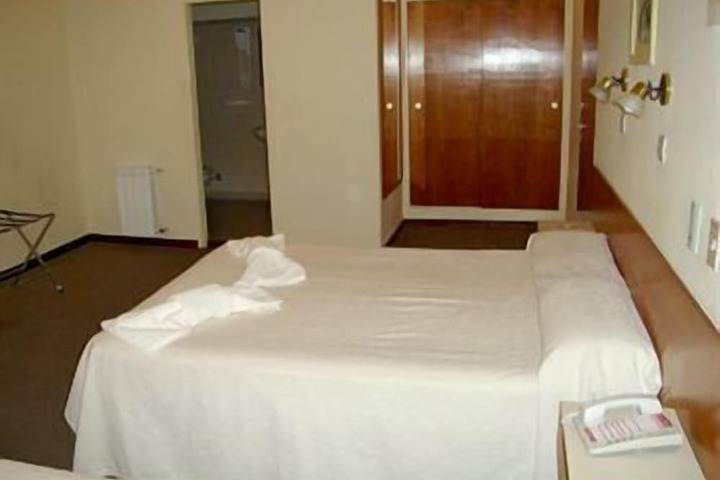 Room 6 of 42