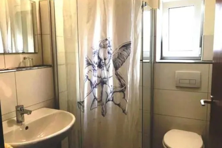 Room 10 of 14