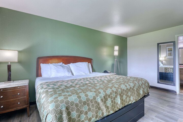1 King Bed Efficiency (1 of 21)