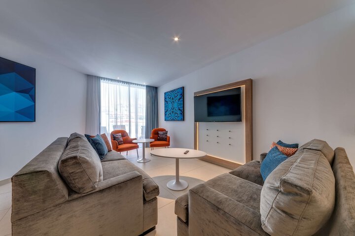 Room 15 of 200