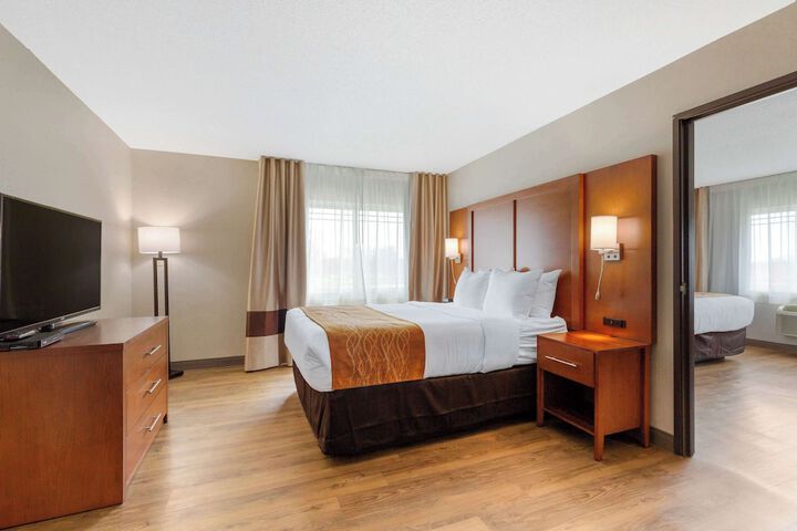1 King Bed (4 of 22)