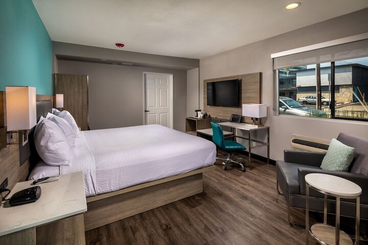 1 Queen Bed Business Room (5 of 23)