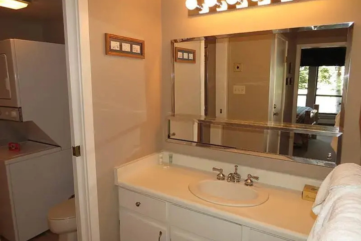 Room 6 of 10