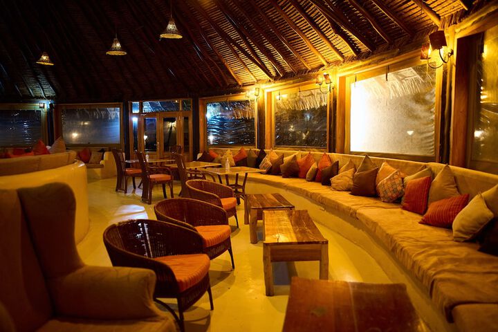 Lounge 23 of 36