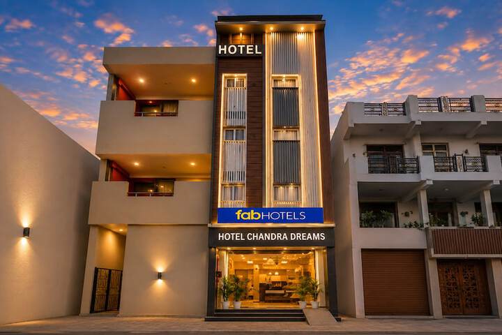 FabHotel Chandra Dreams - 600m from Banaras Railway Station