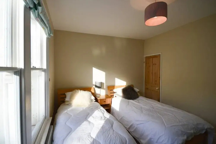 Room 5 of 12