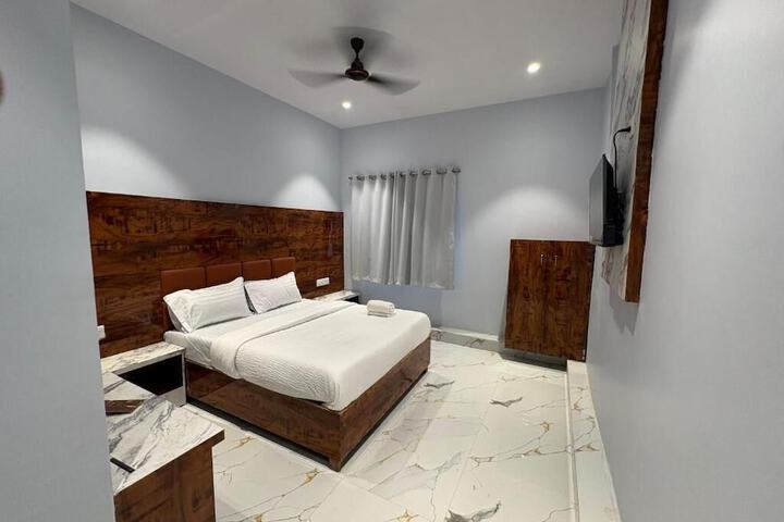 Hotel Midnight Lodging & Boarding