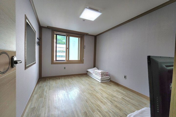 Room 4 of 29