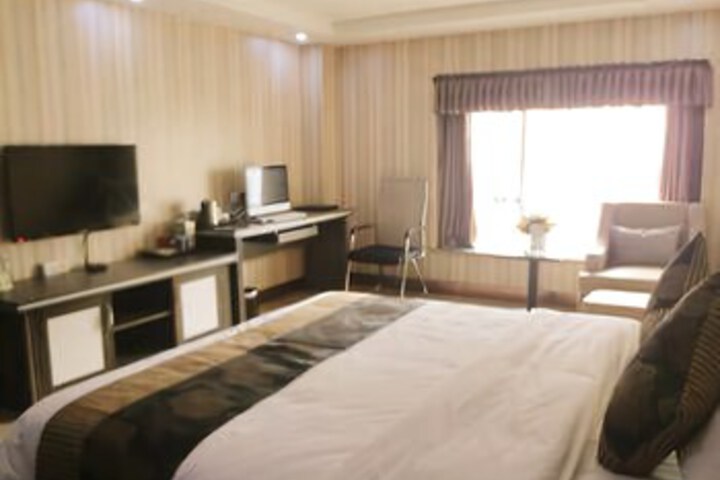 Room 3 of 8