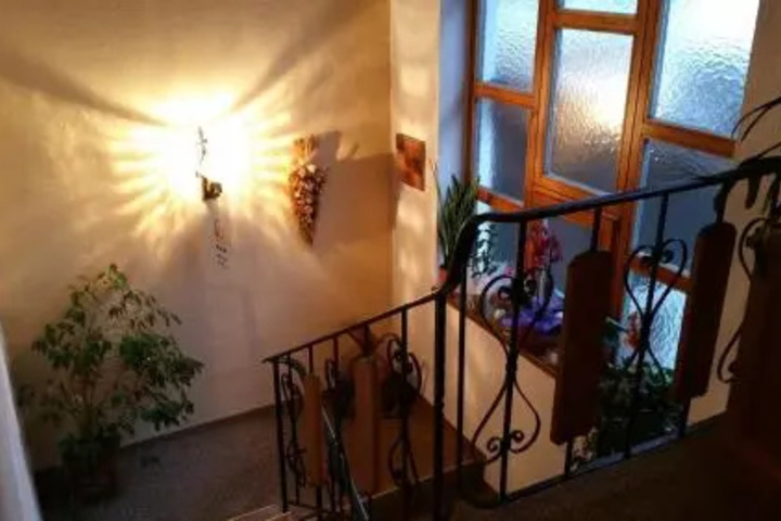 Room 8 of 12