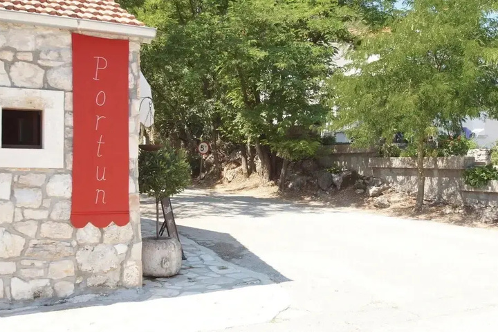 Amazing Home in Dingac-potocine With Wifi and 2 Bedrooms