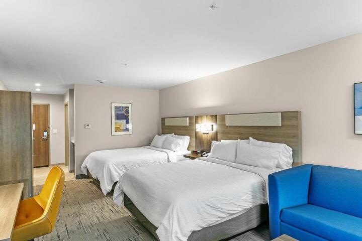 2 Queen Beds (3 of 8)