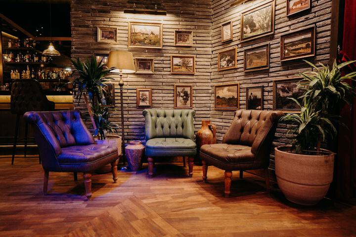 Lounge 104 of 120