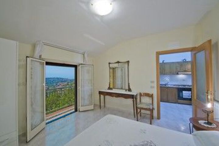 Room 6 of 10