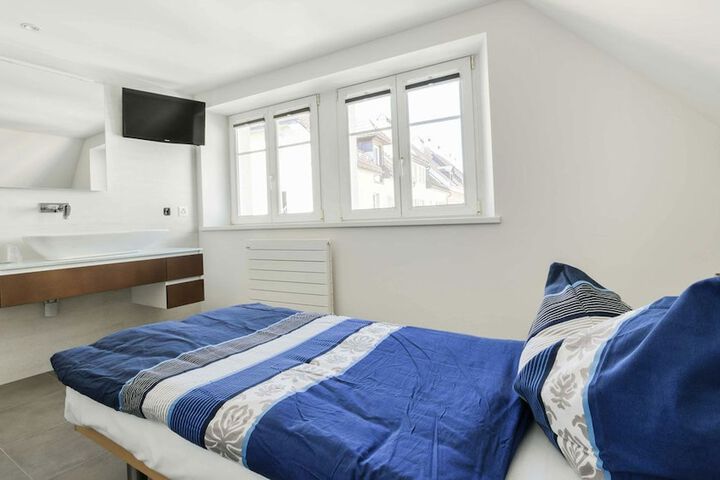 Room 3 of 32