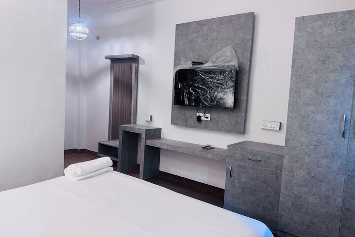 Room 12 of 25