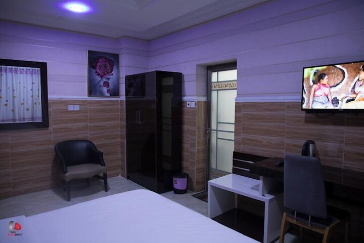 Room 13 of 76