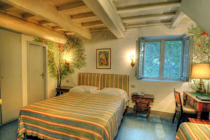 Room 4 of 18