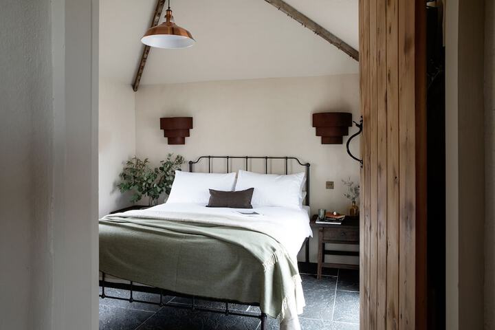 Room 2 of 10