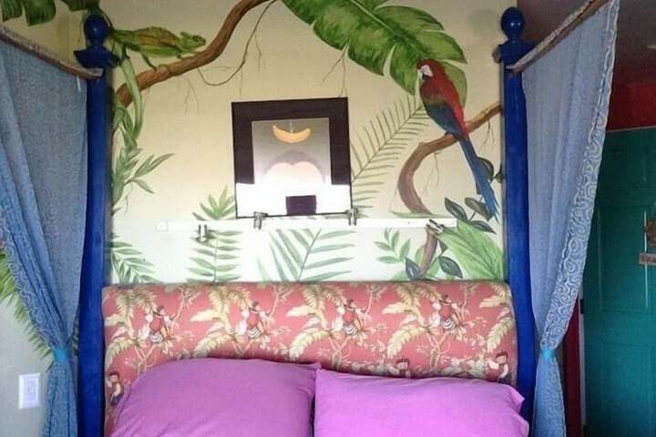 Room 4 of 8