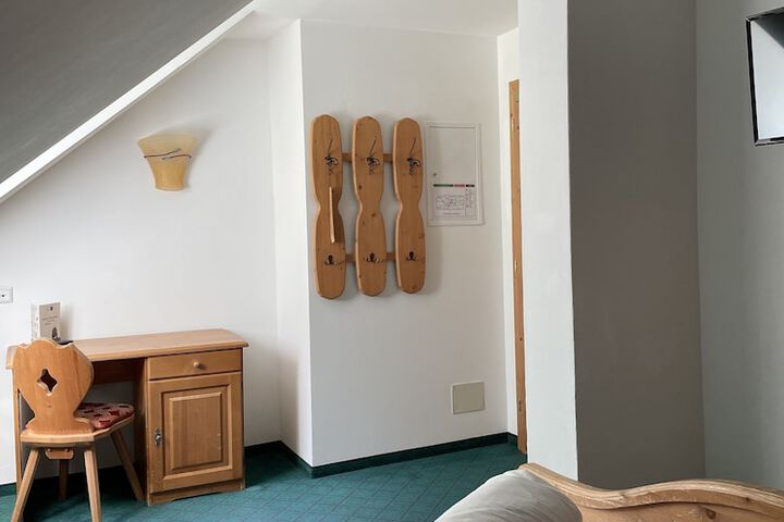 Room 11 of 98