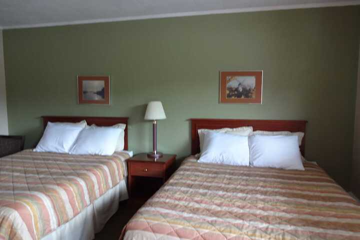 2 Double Beds (3 of 7)