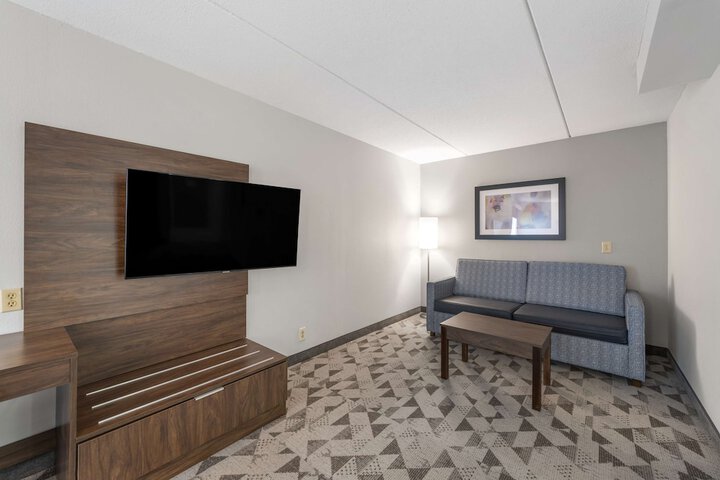 Accessible 1 King Accessible Bathtub 50 Inch Flat Screen Television Keurig Coffee Maker Microwave and Refrigerator Full Breakfast (12 of 20)