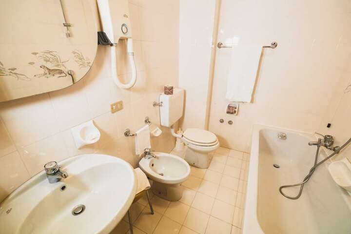 Room 13 of 23