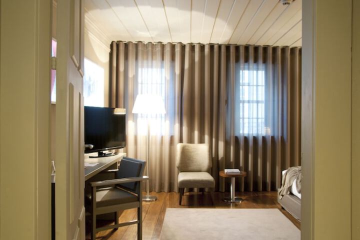 Room 2 of 51