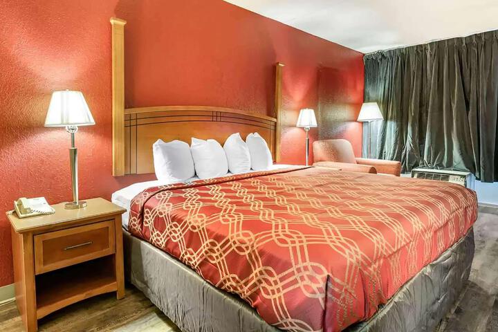 1 King Bed (12 of 13)